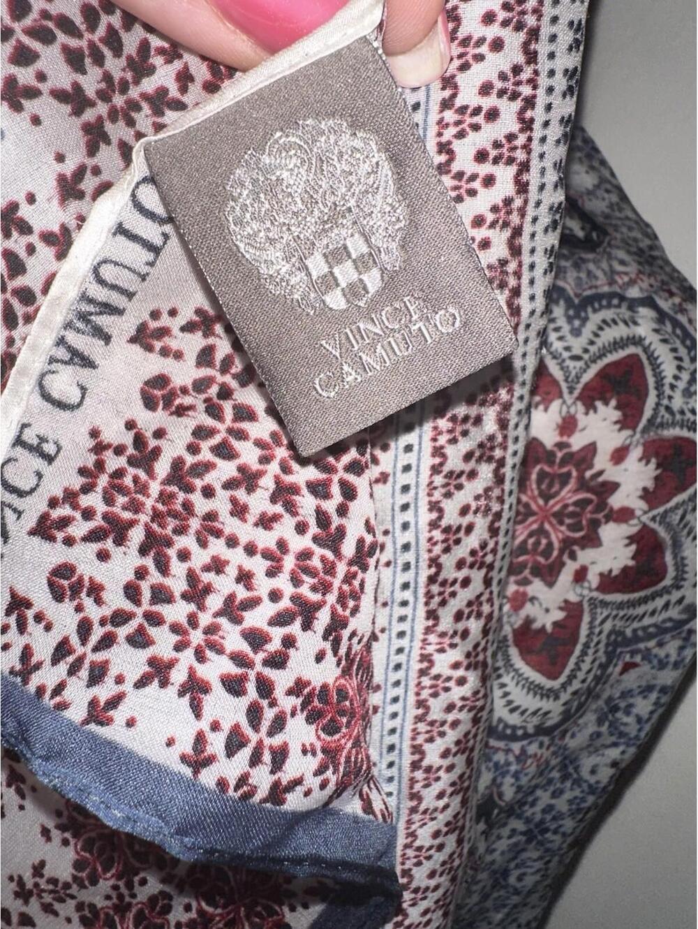 Vince Camuto Medallion Lite Oblong Scarf 18"x68” - Picture 3 of 6